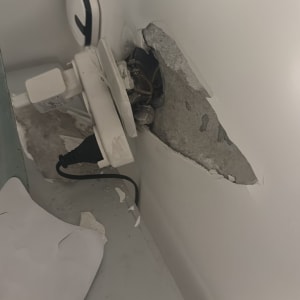 שקע חשמלי פגום בקיר עם חוטים חשופים