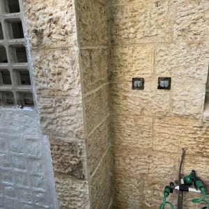 קיר אבן עם איטום בין הלבנים