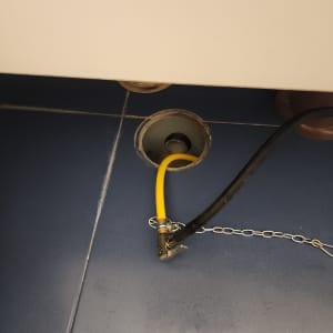 צינור צהוב ושחור מחוברים לרצפה