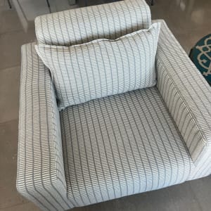 כורסה מרופדת עם כרית תואמת בפסים אפורים