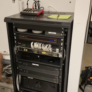 ארון תקשורת עם ציוד רשת וכבלים מסודרים