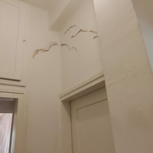 קיר עם סדקים ותאורה עליונה