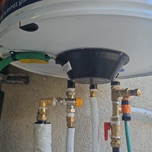 דוד שמש עם צינורות וחיבורים שונים