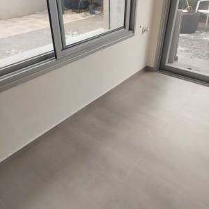 רצפת אריחים ליד חלון גדול עם נוף חיצוני