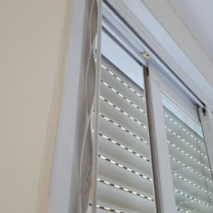 תריסים לבנים עם רצועת משיכה