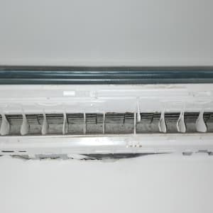 יחידת מיזוג אוויר עם תריסים פתוחים ומאובקים