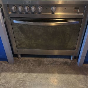 תנור גז עם כפתורים ומבערים במטבח