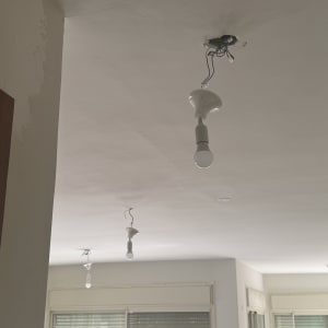 התקנת בתי מנורה וחיבור נקודות תאורה בתקרה