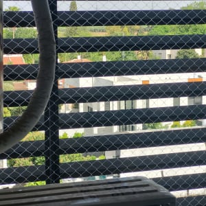 רשת מתכת על חלון למניעת כניסת יונים