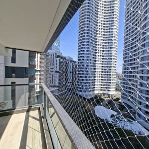 רשת יונים מותקנת על מרפסת בבניין גבוה