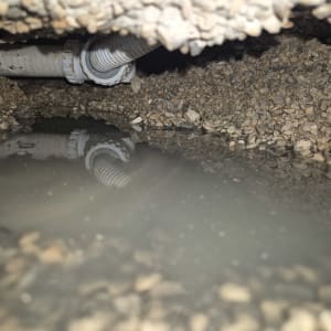 צינור פלסטיק עם חיבור דולף ומים על הקרקע