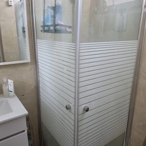 מקלחון זכוכית עם מדף בקבוקי סבון