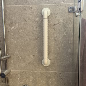 ידית אחיזה מותקנת על קיר מקלחת