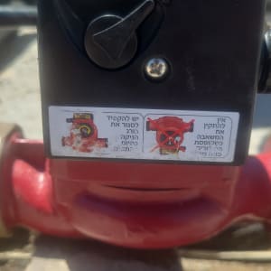 משאבה עם הוראות שימוש והתקנה על רקע חיצוני