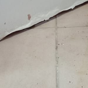 רצפה עם קיר מתקלף וחוט חשמל