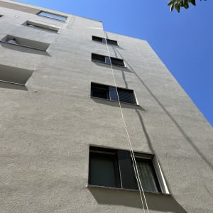 בניין גבוה עם חלונות וחבל תלוי