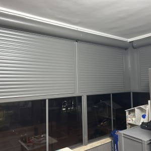 תריסי אלומיניום סגורים בחלון פנימי