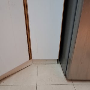 ארון מטבח עם משטח עבודה וכיור