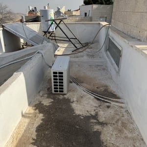 גג עם מערכת סולארית ומזגן, צינורות חשופים