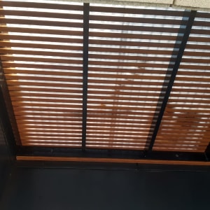 תקרת פרגולה מאלומיניום עם קורות עץ אופקיות