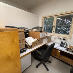 חדר עם קופסאות וציוד משרדי על שולחן עבודה