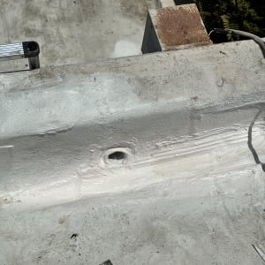 חלק מגג בטון עם חור ותיקון אטימה