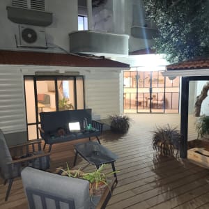 מרפסת עם ריהוט גן וצמחים בעציצים