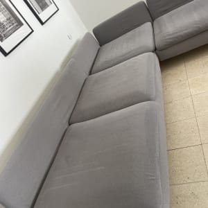 ספת בד פינתית אפורה נקייה לאחר טיפול וניקוי