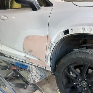 תיקון פחחות לרכב עם שפכטל על דלת אחורית