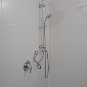 מקלחת עם ראש מקלחת וכפתור מים