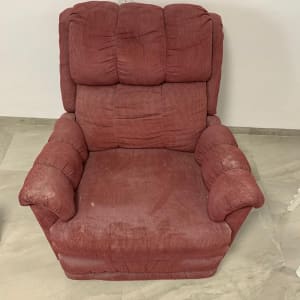 כורסה אדומה על רצפת שיש אפורה