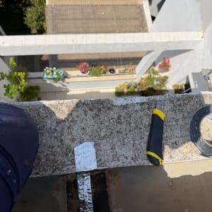 תיקון גג עם סרט דבק וכלי עבודה
