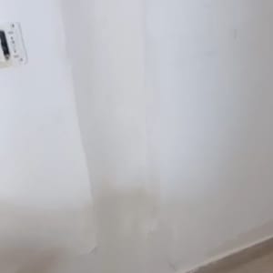 קיר עם סימני תיקון ושקע חשמלי
