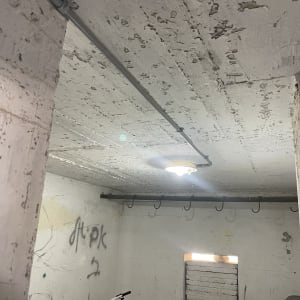 תאורה תקרה עם חיווט חשמלי גלוי