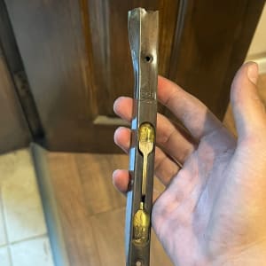 יד מחזיקה מנגנון נעילה לדלת מעץ