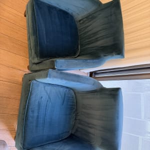 שתי כורסאות בד קטיפה כחולות לאחר ניקוי ריפודים מקצועי