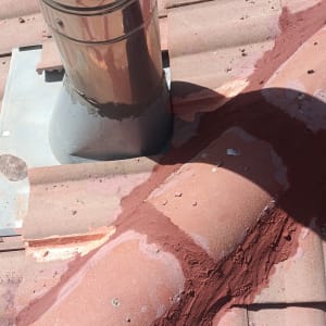 תמונה של גג עם צינור מתכת ואיטום סביבו