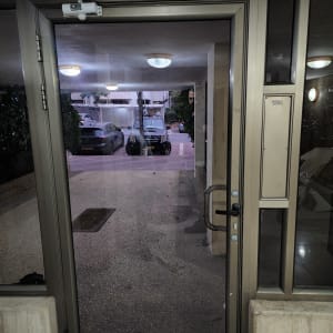 דלת זכוכית עם ידית ומתכת מסביב