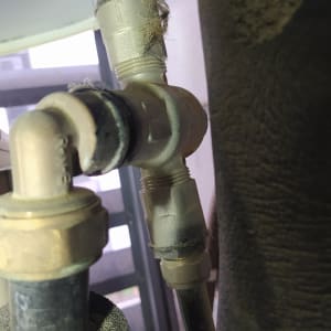 חיבורים וצינורות במערכת סולארית