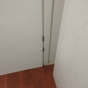דלת לבנה עם פגם קטן בתחתית