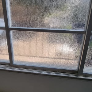 זכוכית מחוספסת עם מסגרת מתכתית