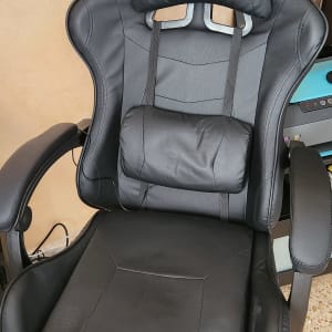 כיסא משרדי שחור עם כריות תמיכה