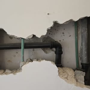 צינורות חשופים בקיר שבור