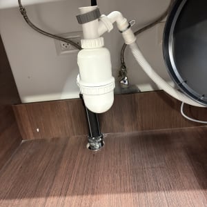 צנרת מתחת לכיור עם חיבורים וצינורות