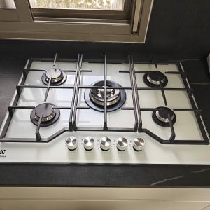 כיריים גז עם חמישה מבערים במטבח מודרני