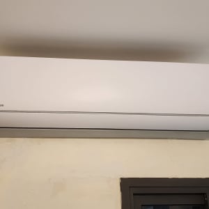 מזגן מותקן על קיר בחדר