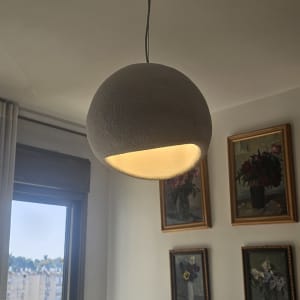 מנורת תקרה עגולה תלויה עם כבל חשמל