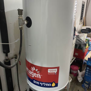 דוד שמש עם מדבקה של חברת מג