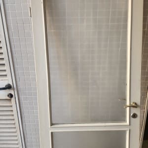 דלת עם זכוכית חלבית ומסגרת עץ