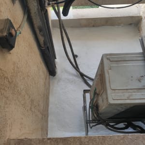 אזור אטום עם חומר לבן סביב צינורות ומכשיר